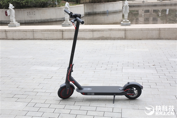 折叠只需3秒!小米米家电动滑板车Pro图赏