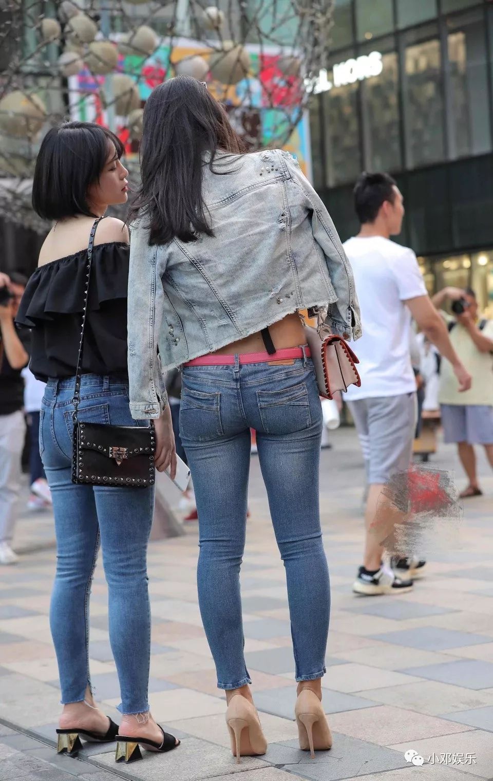 街拍:身穿紧身牛仔裤,胸罩外穿,如此性感的美女怎能没有男友