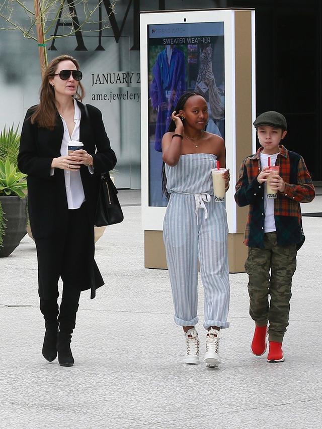 朱莉和皮特的女儿戴帽子外出,看上去跟皮特非常相像