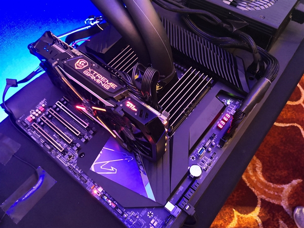 技嘉首秀C621 Aorus Xtreme主板：28核心全核稳超5GHz