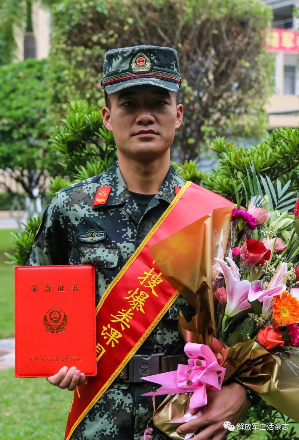 次,被评为"优秀共产党员"1次,"优秀士官"2 次,"优秀士兵"5 次,在武警