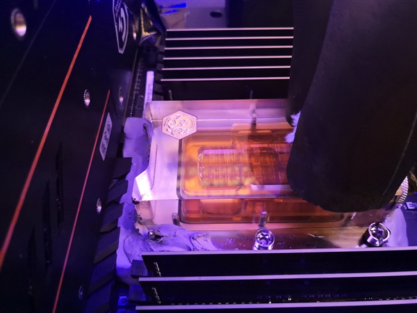 技嘉首秀C621 Aorus Xtreme主板：28核心全核稳超5GHz