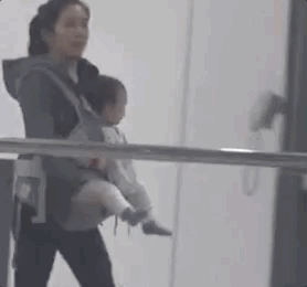 黎明一家三口低调回港,10个月大的女儿太抢镜了!