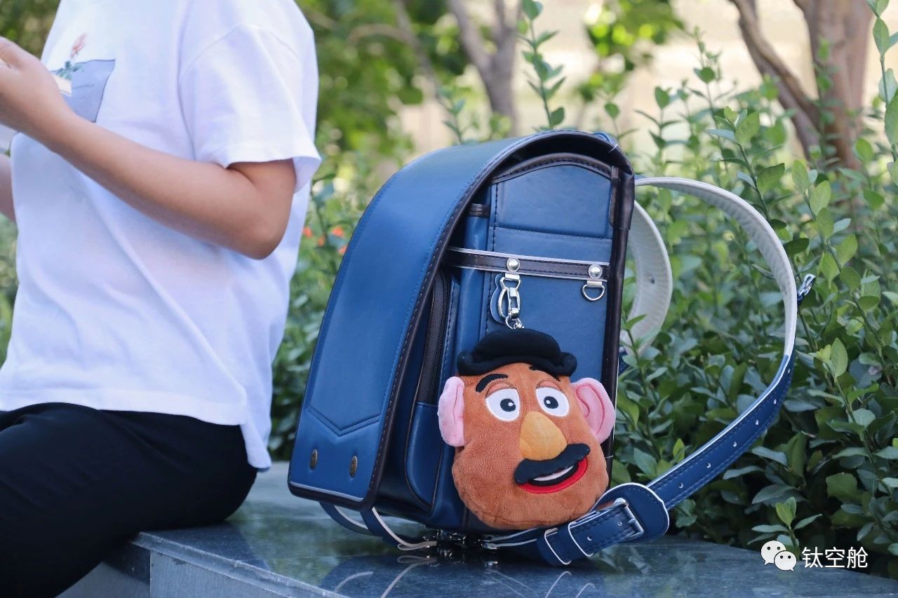 防溺水、抗撞击的救命书包，小学幼儿园给“配齐”｜钛空爆款