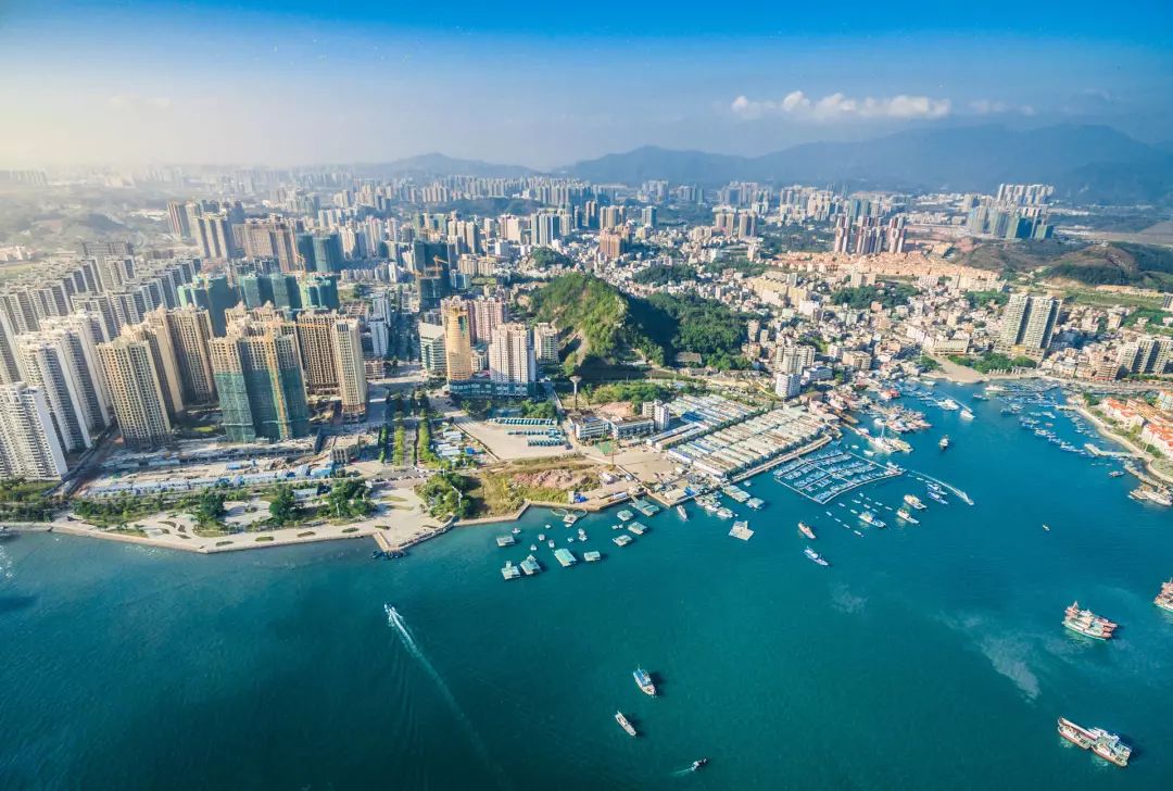 西靠惠州,北连稔平半岛,是惠州最大的出海口,惠州市大亚湾沿海展示的