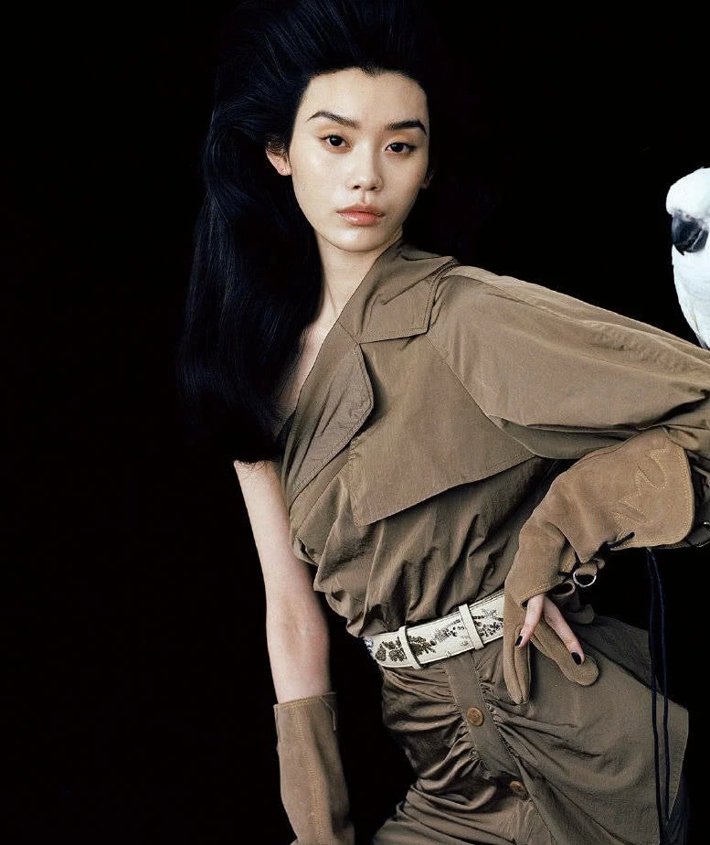 一向最爱马丁靴的奚梦瑶,最近带火了 S鞋 ,配工