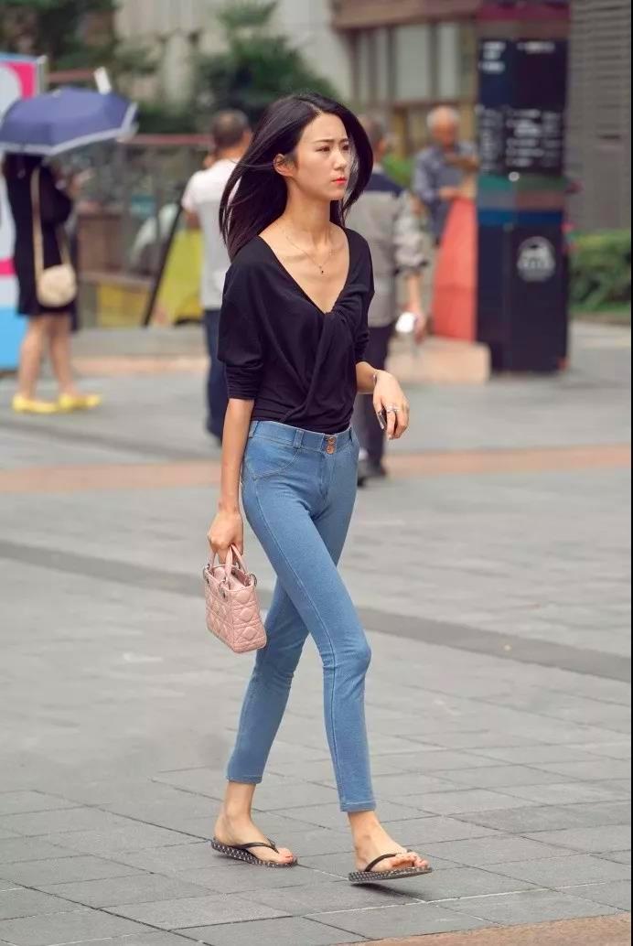 美女挂脖背心配破洞牛仔裤,轻松绽放迷人的身