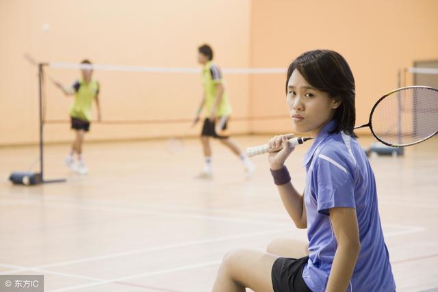 羽毛球发球常见错误及纠正方法