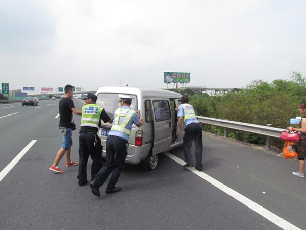 大雾天开车，发生事故的保命技巧，交警和老司机都在强调！