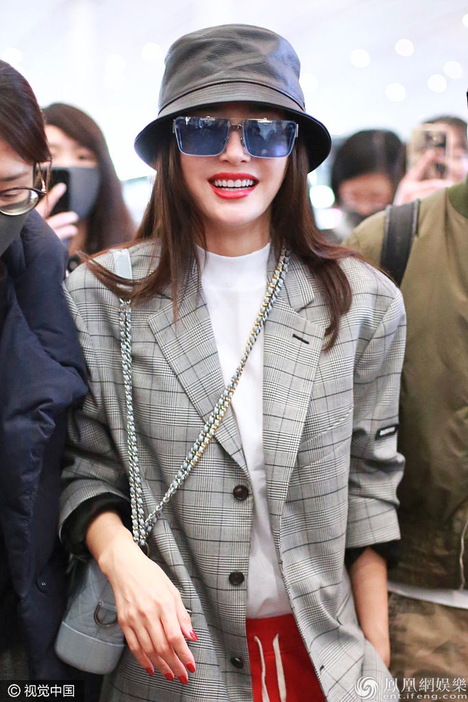 秦岚戴蓝色墨镜复古范儿十足 红蓝撞色裤吸睛遭围拍人气爆棚
