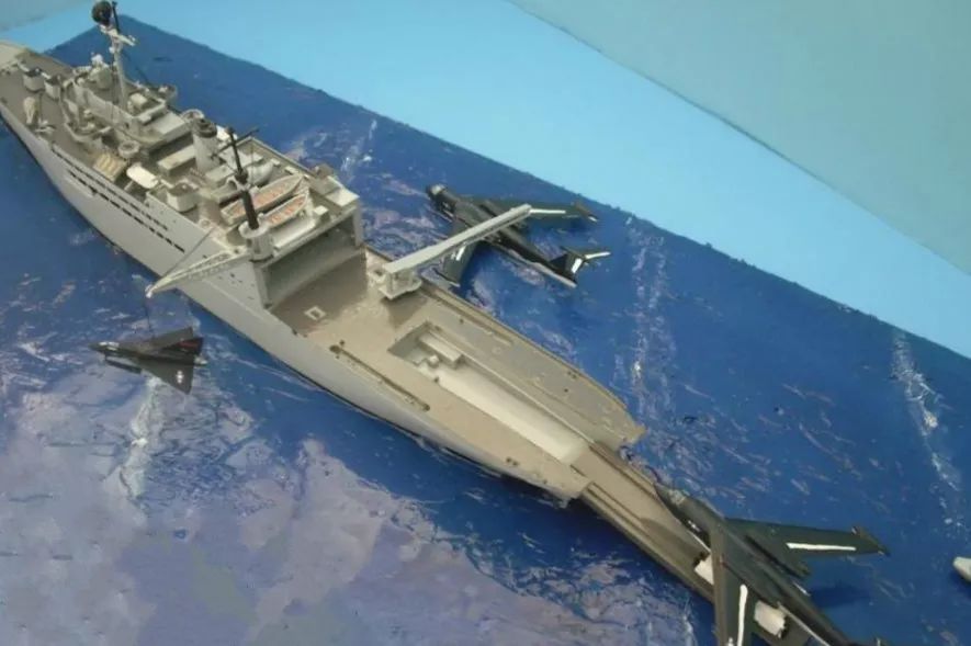 装载p6m和海标枪的水上飞机母舰