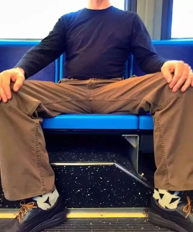 男人为啥喜欢叉腿坐 专家这样说