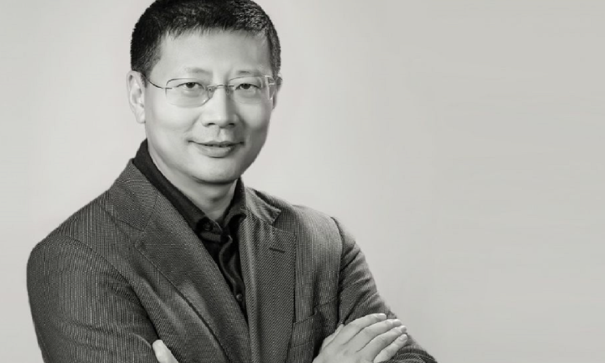 那时候的沈南鹏,梳着周润发式的大背头,举手投足一派"老克腊"式的儒雅