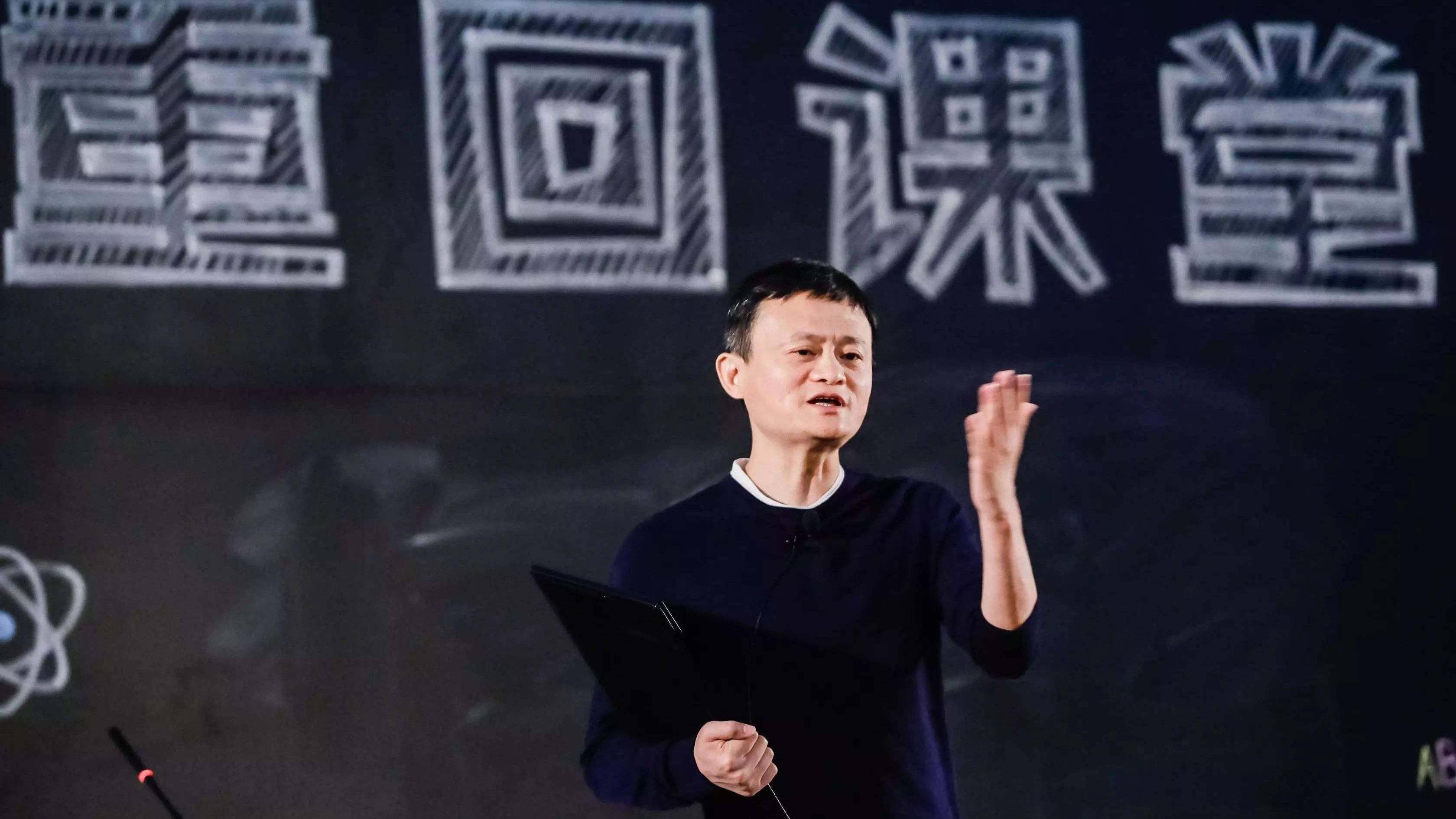 【虎嗅晚报】阿里：马云从未转让和退出阿里的股份；拼多多回应强迫商家“物流二选一”：不存在的