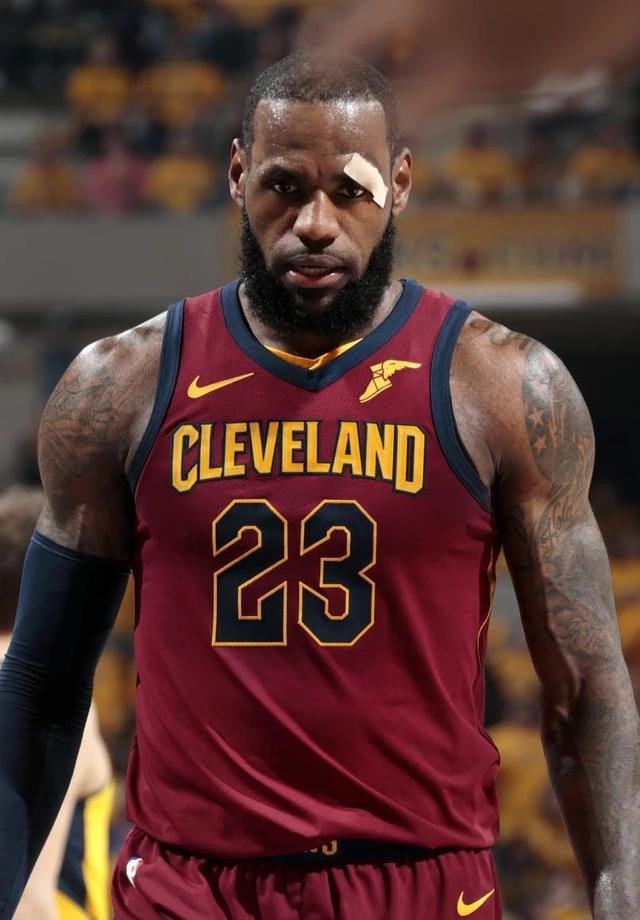 老当益壮 詹姆斯全场贡献三双带队客场击败西部劲旅