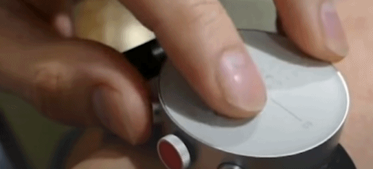 他们在手表里塞了24个马达，只为盲人能用上智能手表