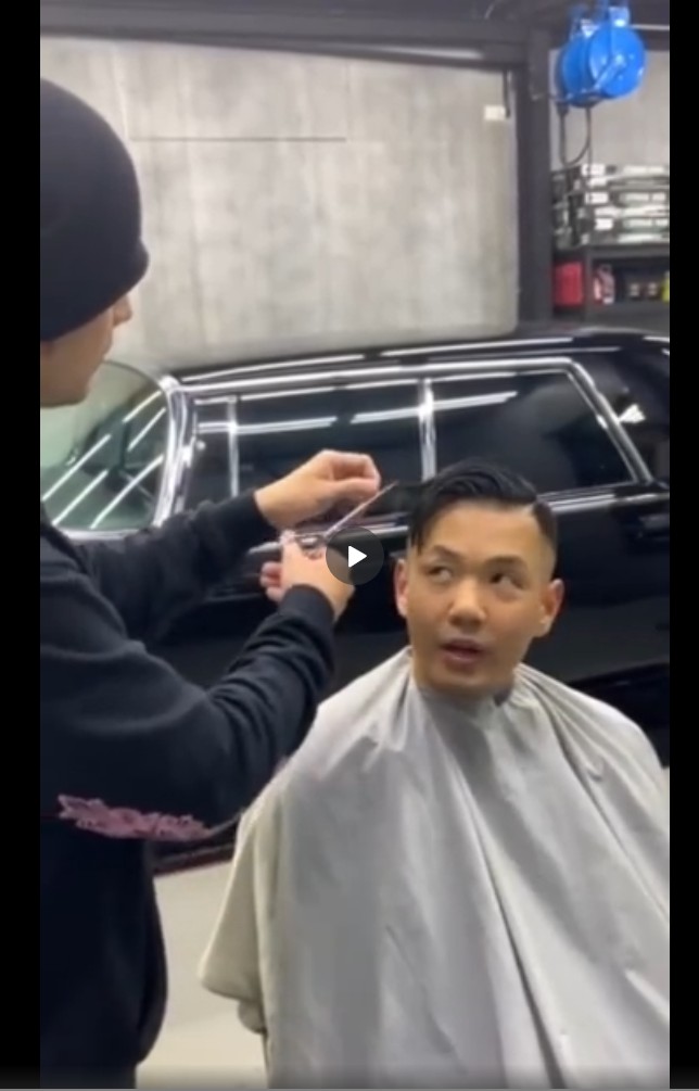 周杰伦不出专辑却在给黑人理发，一刀下去黑人一脸懵逼！