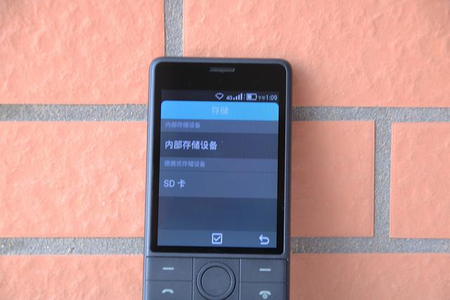 小米有品推出智能版的“老人机”,可以微信聊天还能支付买东西