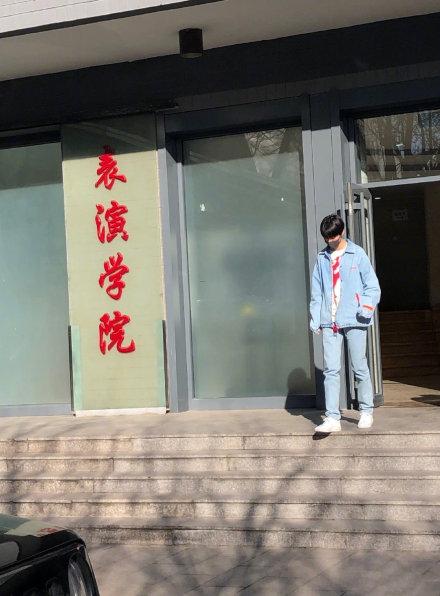 北电开学关晓彤班级合影曝光,她的站位低调,同学们颜值很高