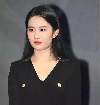 见过削下颌角的，像黄圣依这样把下颌角变方的还是第一次见！