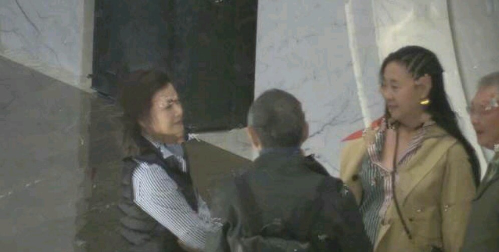 52岁宋祖英穿牛仔裤长发飘飘，和陈道明约饭状态好