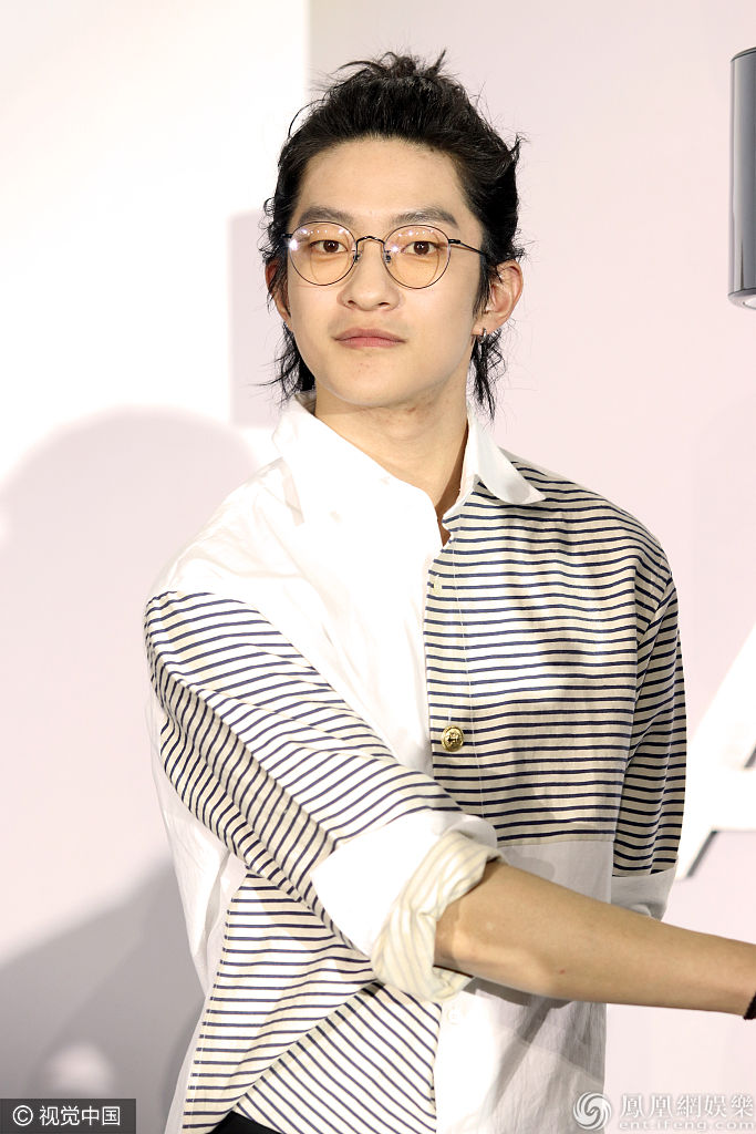 屈楚萧扎丸子头清爽亮相可盐可甜 戴眼镜穿条纹衫少年感满满