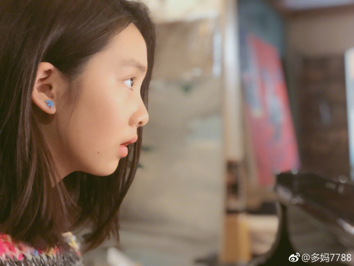 黄磊女儿多多拼乐高，网友：人美手巧可惜就是近视眼！