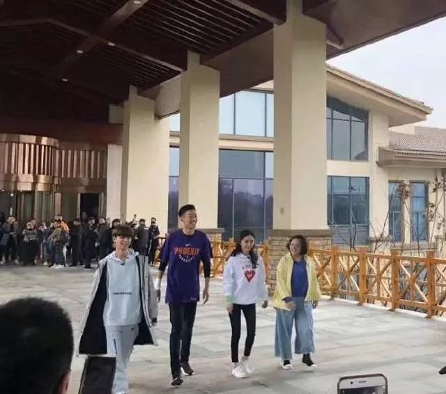 杨幂“醉酒”被拍？这腿真的变形到撑不住身体了！