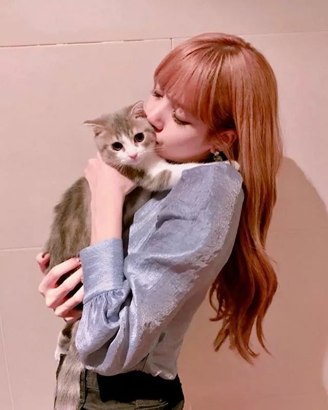 Lisa心机好深啊，为了显腿长居然这样穿牛仔裤！