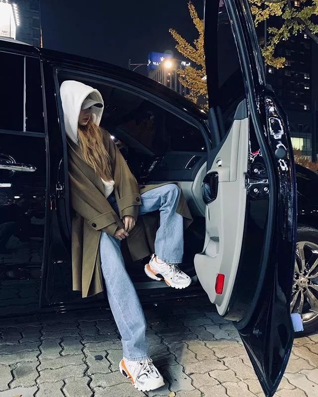 Lisa心机好深啊，为了显腿长居然这样穿牛仔裤！