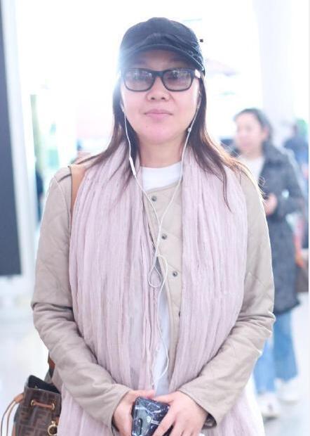 48岁闫妮素颜现身机场吓到网友，与春晚上的差距太大