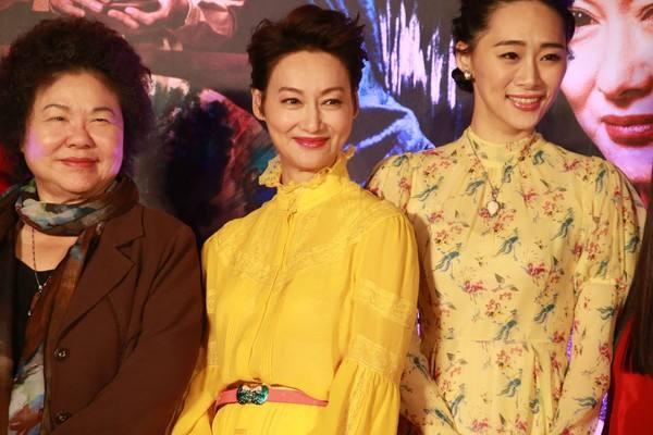 59岁惠英红兑现承诺穿上比基尼身材好到爆获奖开心最重要