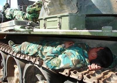 坦克兵都是什么样?个个是猛男,没点力气都干不了坦克兵