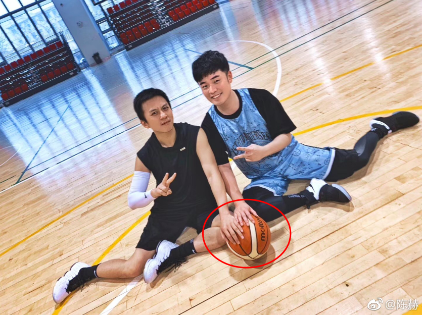 陈赫邓超打篮球拍照，少女坐姿亮了，网友：手在干吗？