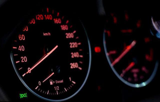 你的车子开到120，转速是多少呢？修车工:2000-3000正常！
