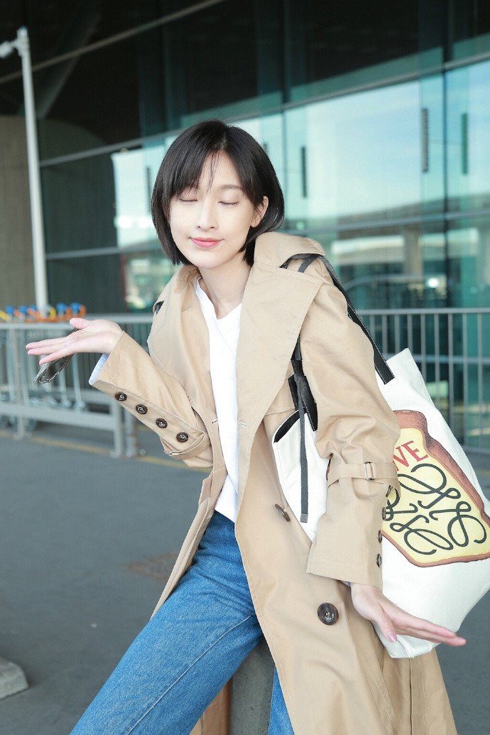 35岁张俪穿蓝色风衣好少女,169的高挑身材,网友:真好看!