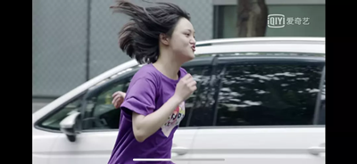 郑爽纯素颜拍戏黑成碳，网友：求求你化妆吧！