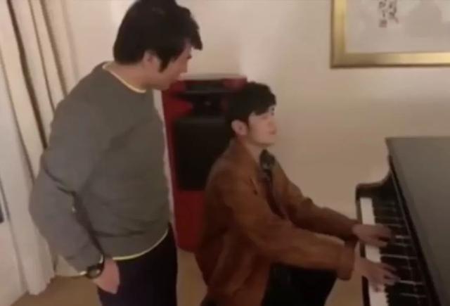 教郎朗弹钢琴，私聊阿信问真假，周杰伦真的太可爱了！