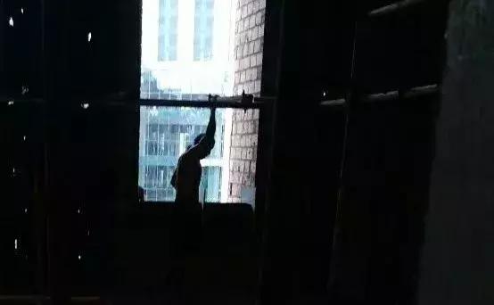 【故事】被啃老的父母,73岁仍在工地搬砖