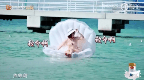 谢娜被海水冲走呼救无人应，同行妻子团表情亮了！