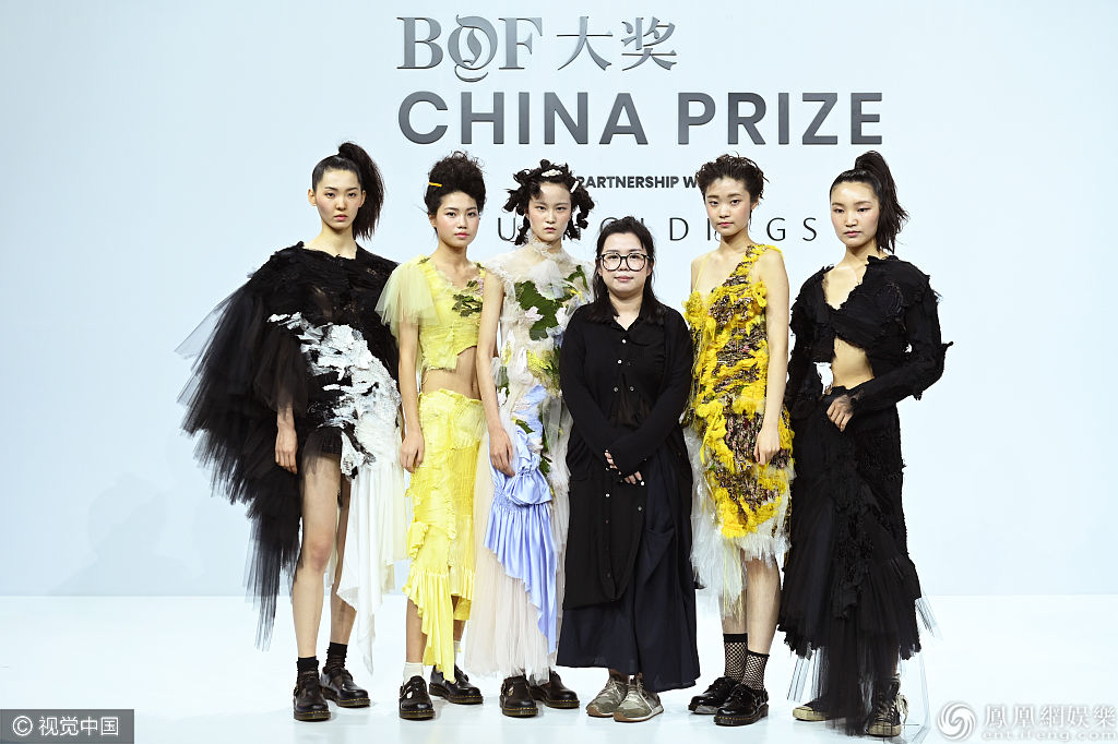 余晚晚颁发BOF时尚大奖 黑色露肩长裙优雅迷人