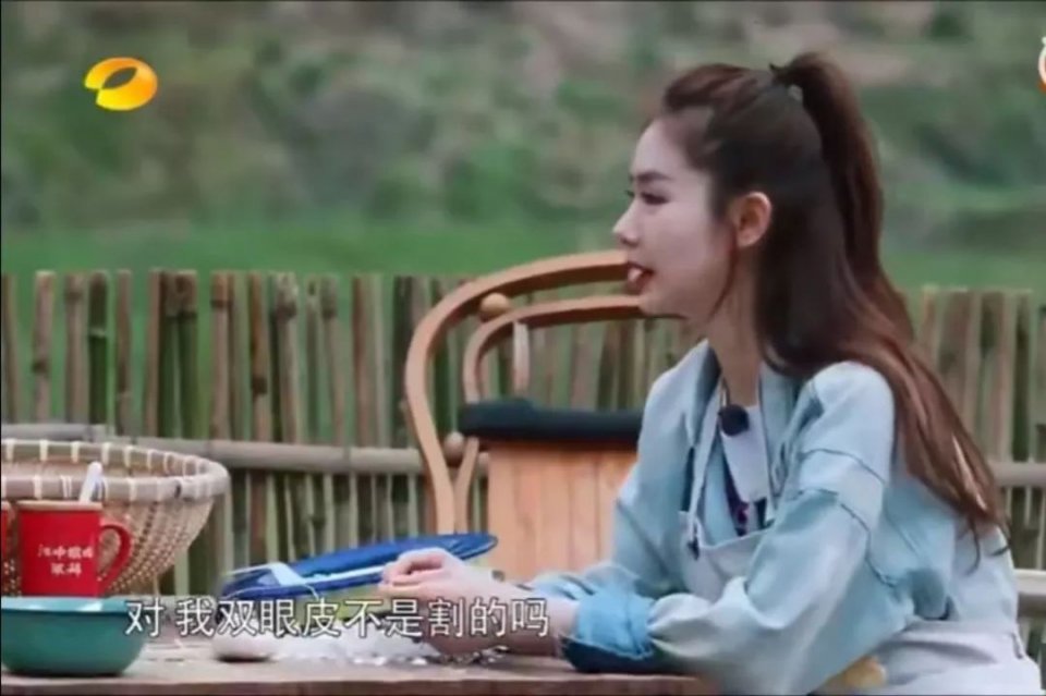 戚薇直播颜值逆转，不仅白得发光，这里也很会藏