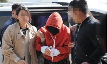 黄荷娜被警方逮捕！包裹严实认不出人，双手被捆一言不发