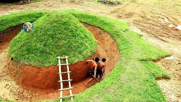 荒野俩兄弟在户外建造了个泳池,生活美滋滋,过的十分快乐