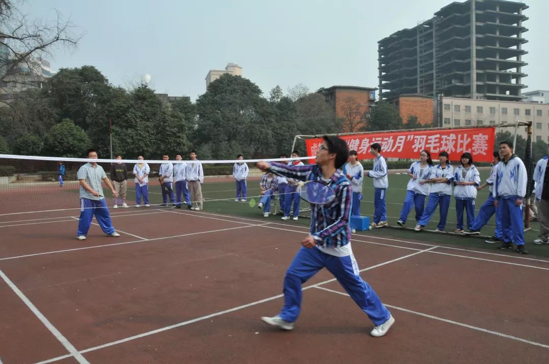 同样蓝白相间,八中的校服上衣蓝色霹雳闪电的造型可谓是特别得别出心