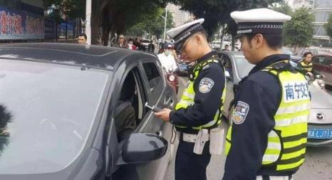 交警查车，自己刚好没带驾驶证怎么办？用这些方法，交警或会放行