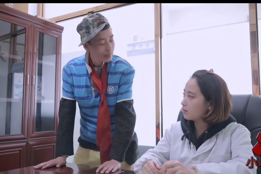 美女去看病,小伙美女竟然这样做,笑死我了医生大腿的雪白图片