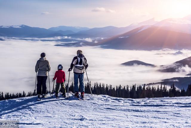 蹬冰式滑行技术是近些年来出现的新技术,与滑冰技术动作很相似
