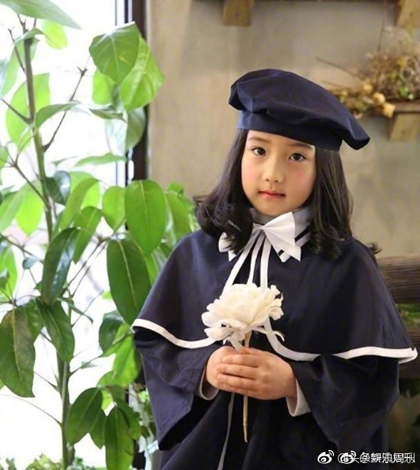 李英爱8岁女儿近照,长开后比咘咘还漂亮,鼻子脸型就赢在起跑线