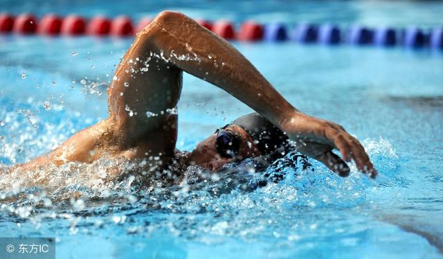 游泳技术练习最好是陆上练习和水上练习相结合